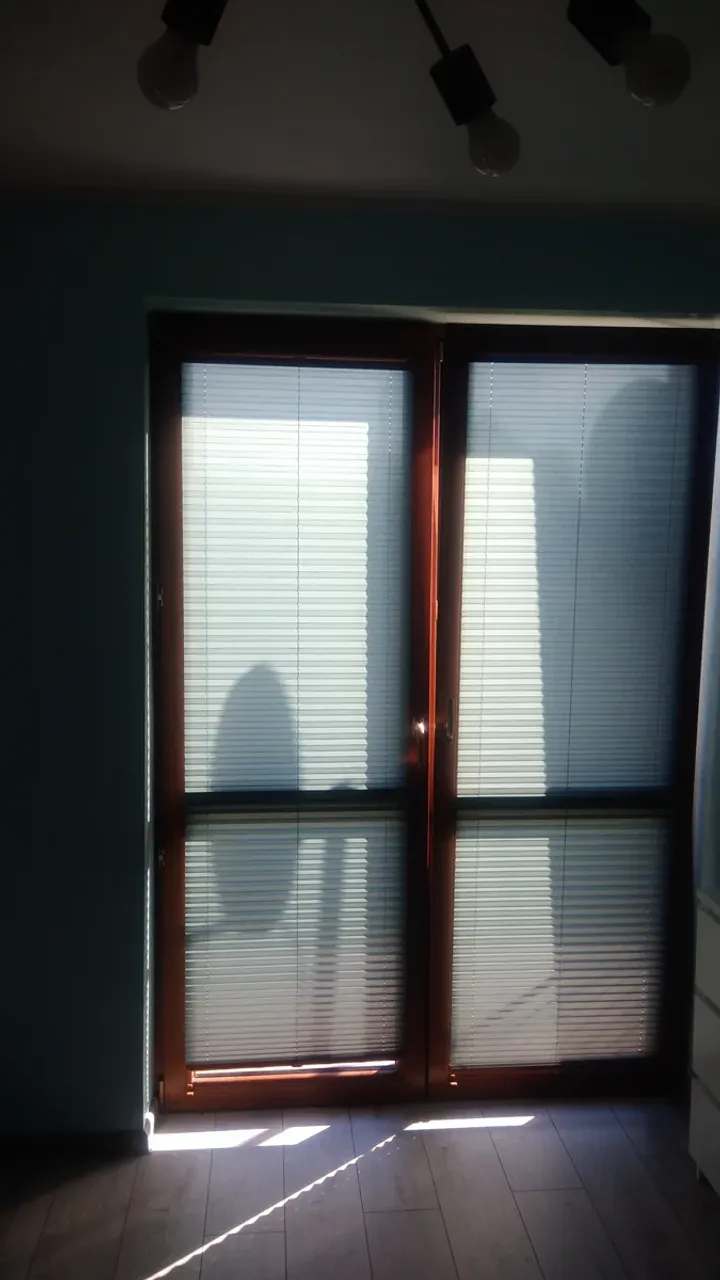 Plisy okienne na przeszkleniu wyjścia na balkon