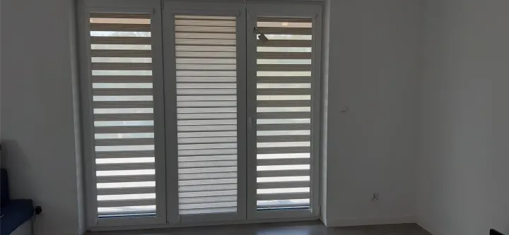 Rolety dzień i noc na przeszkleniu od podłogi do sufitu