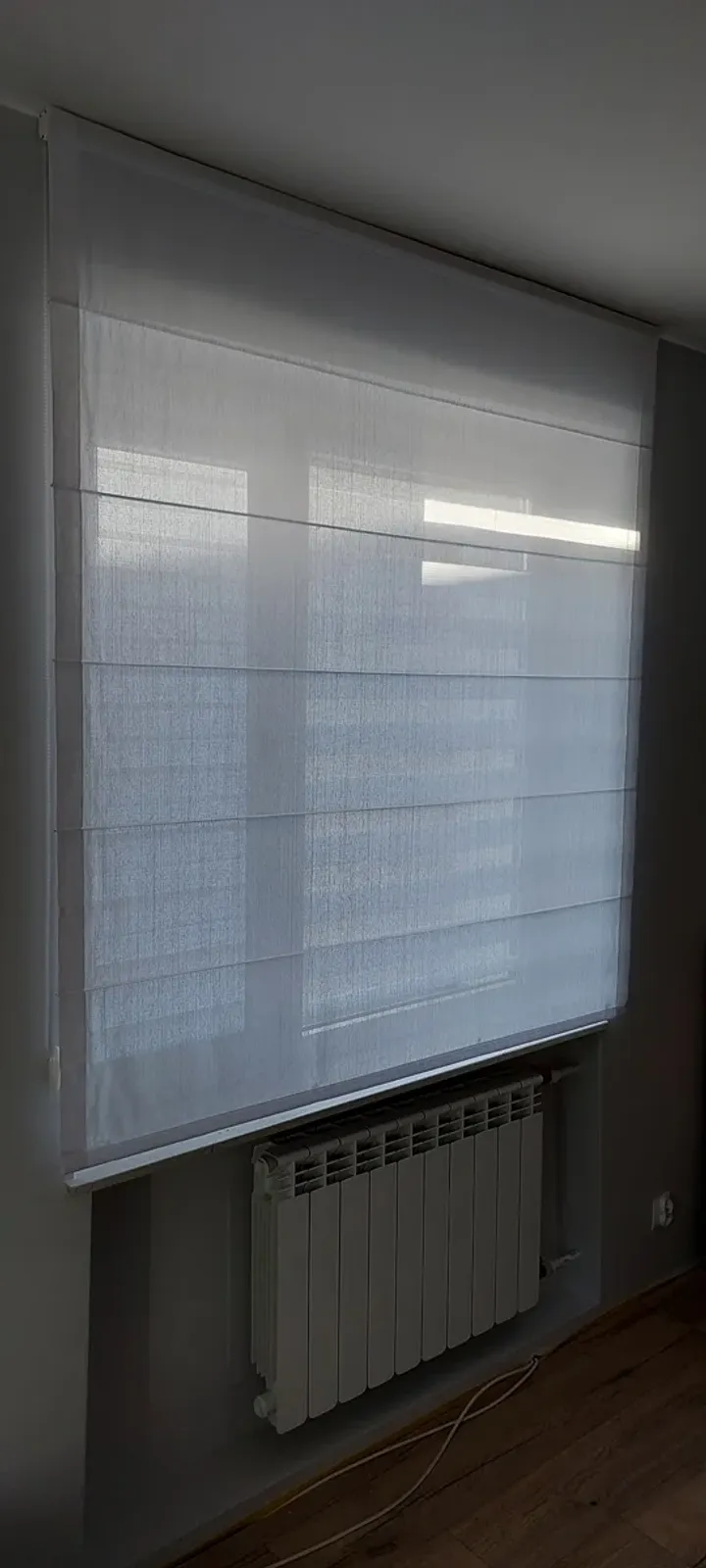 Roleta dzień i noc w jasnym odcieniu na oknie pokoju