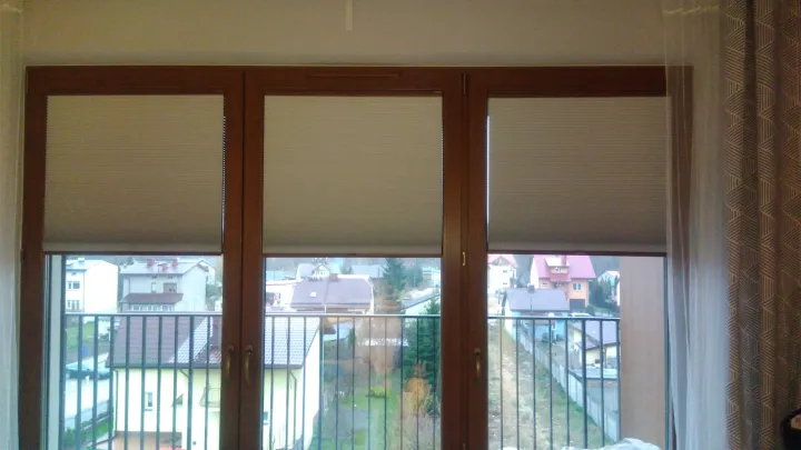Rolety dzień i noc na drzwiach tarasowych w drewnianej stolarce