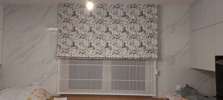 Roleta rzymska we wzór roślinny nad oknem kuchennym przy blacie