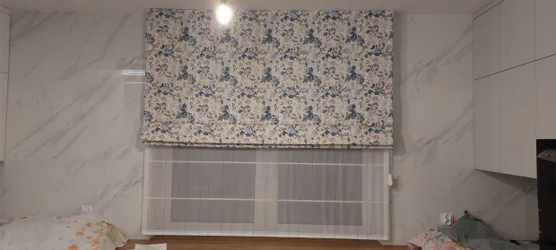 Roleta rzymska we wzór roślinny nad oknem kuchennym przy blacie